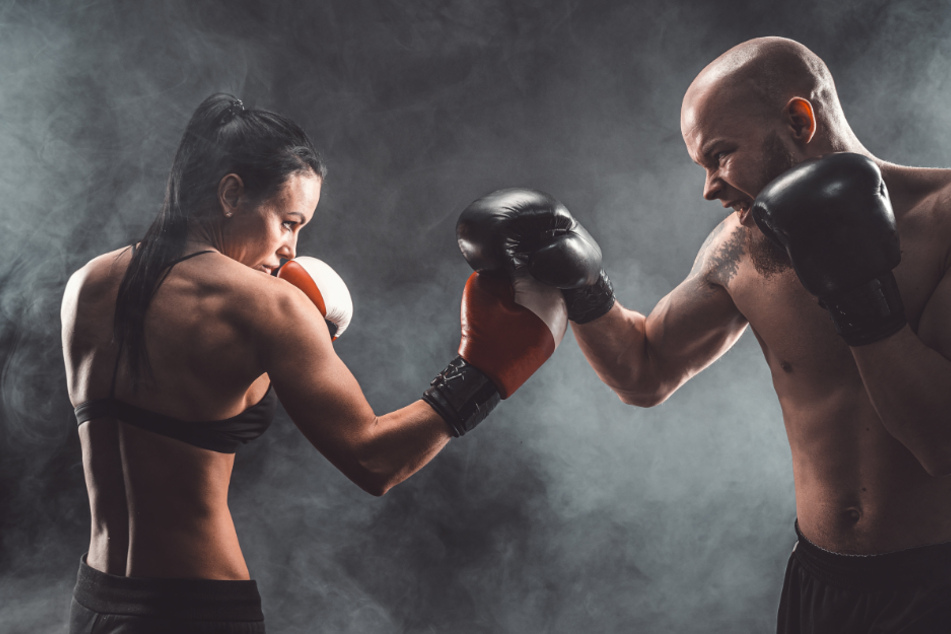 Unfairer Schlagabtausch: Verprügelte Frauen in MMA-Show machen Fans fassungslos