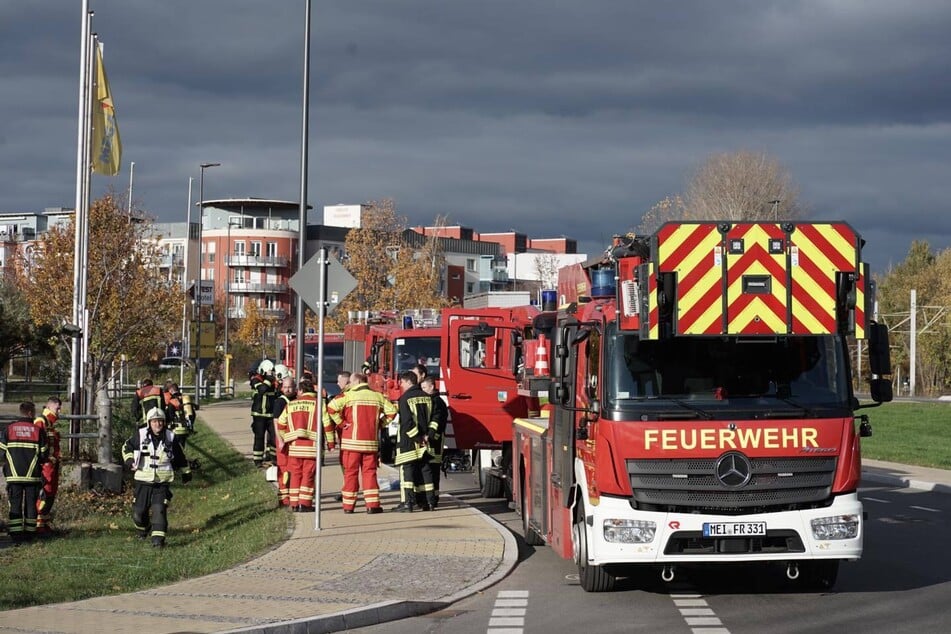 Zahlreiche Einsatzfahrzeuge der Freiwilligen Feuerwehr rückten infolge des Großbrands nach Radebeul-Zitzschewig an.