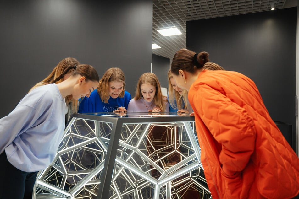 Die Teilnehmer können gemeinsam den Rundgang im Museum erleben und sich miteinander austauschen.