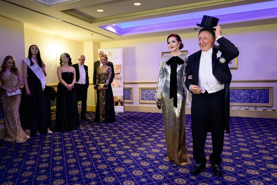 Beim Wiener Opernball erschien Richard Lugner (91, r.) mit Priscilla Presley (78, 2.v.r.) an seiner Seite.