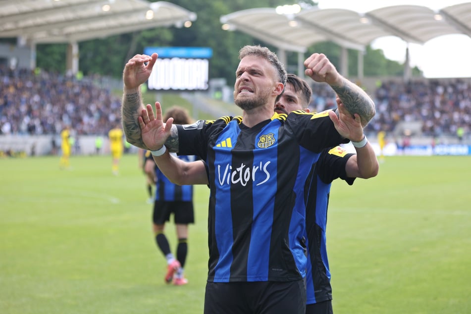 Bitter aus Lausitzer Sicht: Saarbrücken ballt die Fäuste und zieht in die Relegation ein. Glückwünsche gehen ins Saarland.