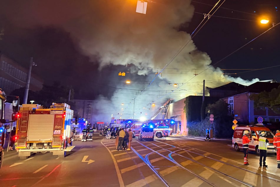Feuer in Grundschule sorgt für Großeinsatz: Giftiger Rauch zieht durch Straßen