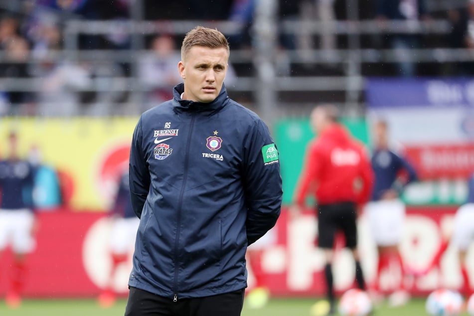 Aue-Trainer Aleksey Shpilevski (33) ist enttäuscht über die 0:3-Niederlage bei Holstein Kiel.