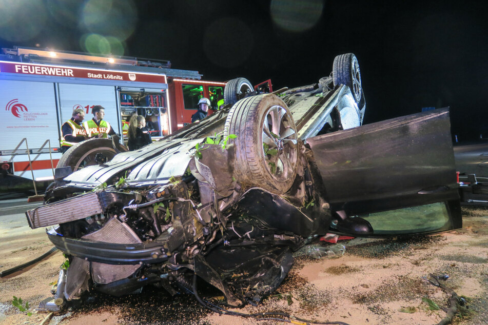 Der Opel-Fahrer musste von den Einsatzkräften aus dem Auto geschnitten werden.