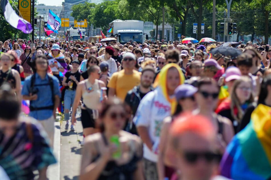 Dresden: "Queer-Pride": 1500 bunte Demonstranten ziehen durch Dresden!