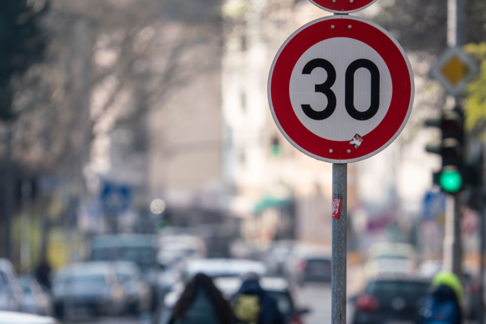Die Kommunen wollen die Straßen sicherer machen und präventiv gegen die Unfallzahlen vorgehen - und zwar mit Tempo 30 in der Stadt. (Symbolbild)