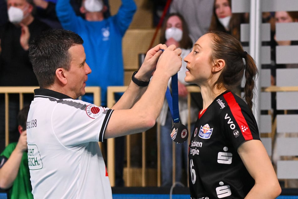 DSC-Chefcoach Alexander Waibl hängte seinen Spielerinnen die Silbermedaillen um, hier Mittelblockerin Madeleine Gates (23).