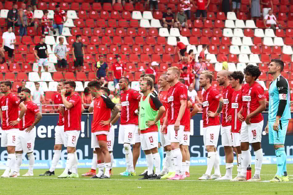 Nach der Niederlage bedankten sich die FSV-Spieler bei den Fans für die Unterstützung.