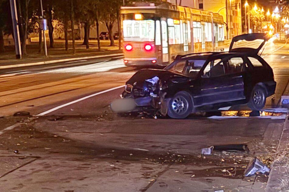 Betrunken durch Magdeburg: 25-Jähriger räumt Ampel und Baum ab