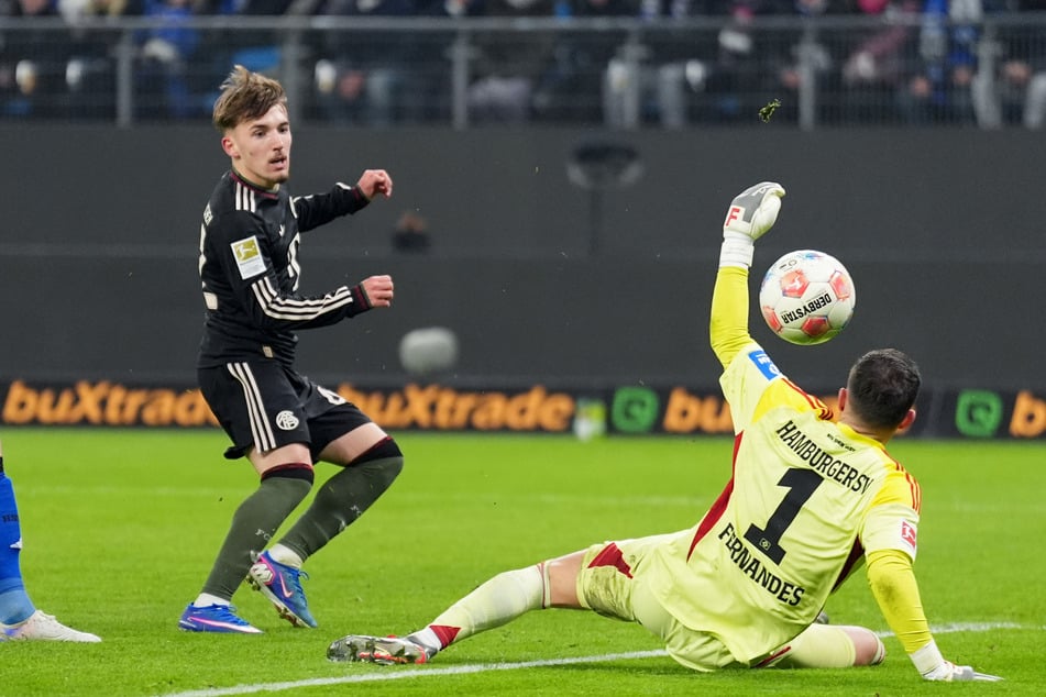 Der FC Bayern München hat wohl doch kein Interesse an HSV-Keeper Daniel Heuer Fernandes (33, r).