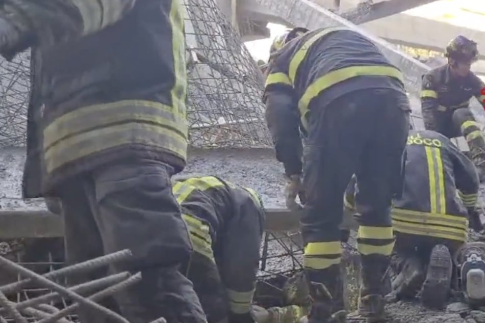Unter den Trümmern sucht die Feuerwehr in Florenz nach vermissten Bauarbeitern.