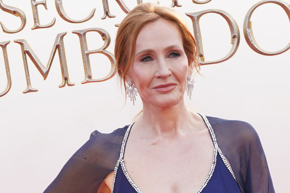 J. K. Rowling polarisiert, spaltet mit kontroversen Debatten zur Transgender-Thematik das Netz.