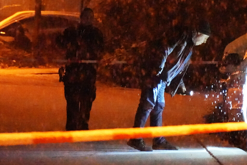 In den späten Abendstunden ermittelten Kriminaltechniker erneut in Senftenberg. Zuvor war ein Mann mit Schussverletzungen gefunden worden.
