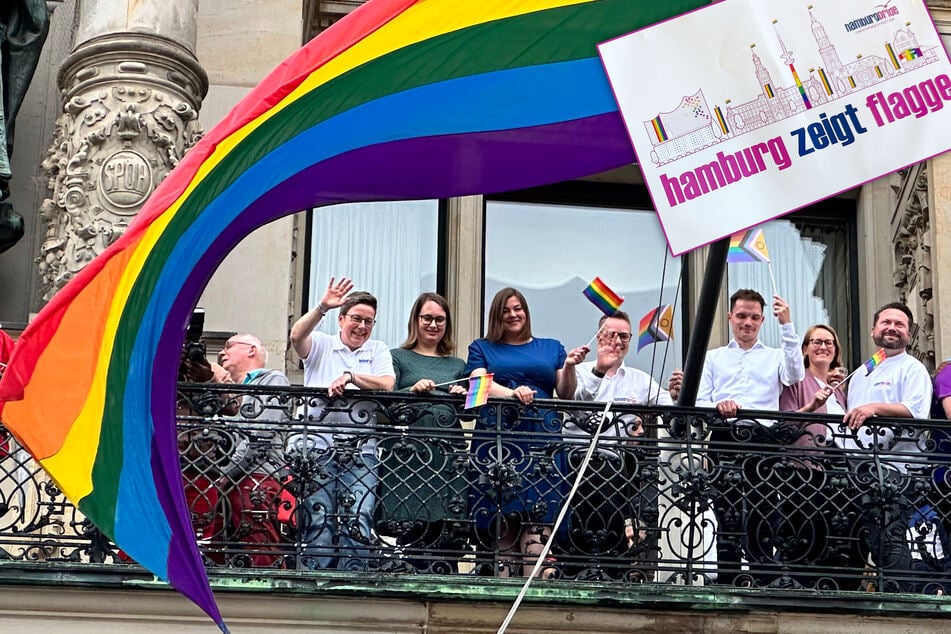 Hamburg: Regenbogenflagge am Rathaus gehisst: "Pride Week" in Hamburg beginnt