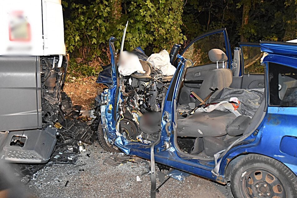 Stuttgart: Auto gerät unter Lkw - drei junge Menschen schwer verletzt