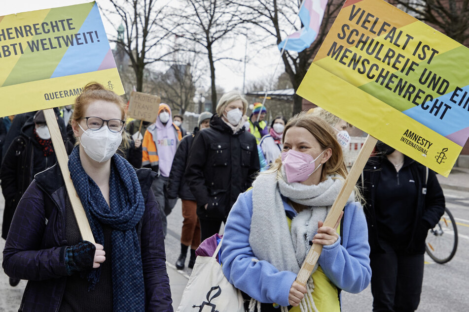 Hamburg: Transgender Day of Visibility: Demo gegen Diskriminierung von Trans-Menschen in Hamburg