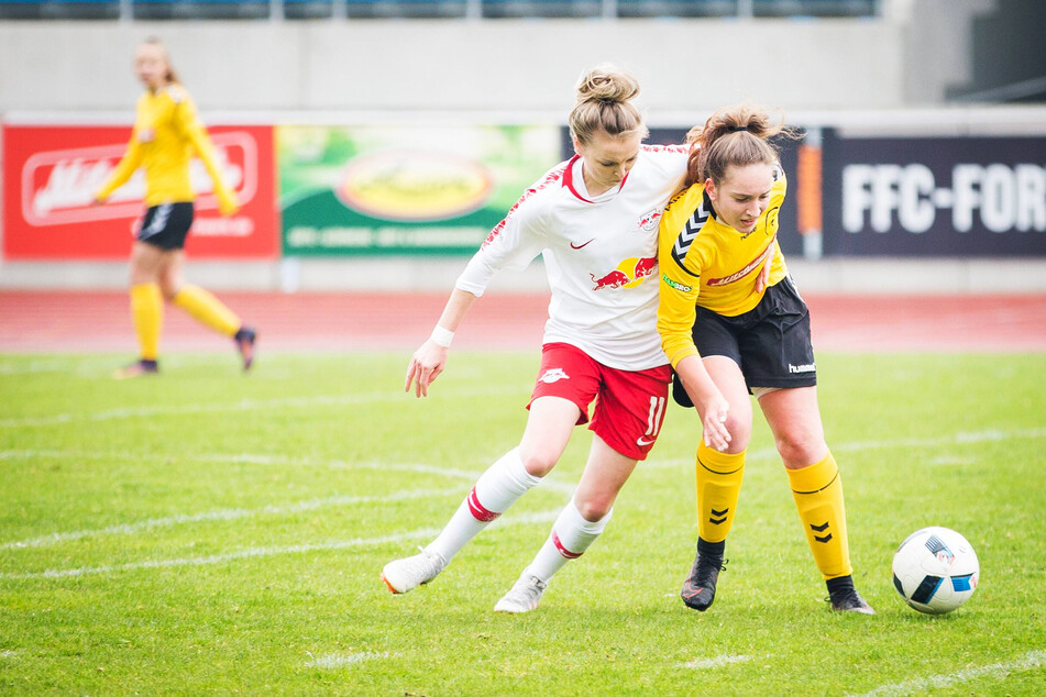 Auf dem Sportplatz neben dem Sachsenbad trainieren unter anderem die Kickerinnen vom 1. FFC Fortuna Dresden.