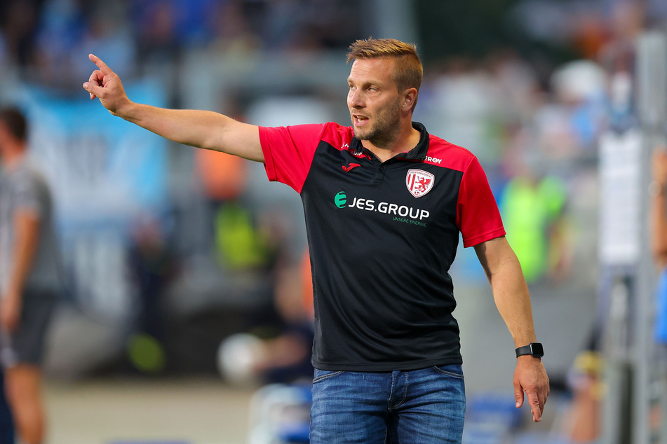 Lars Fuchs (41), seit Ende April an der Seitenlinie des Greifswalder FC, dirigiert seine Mannschaft.