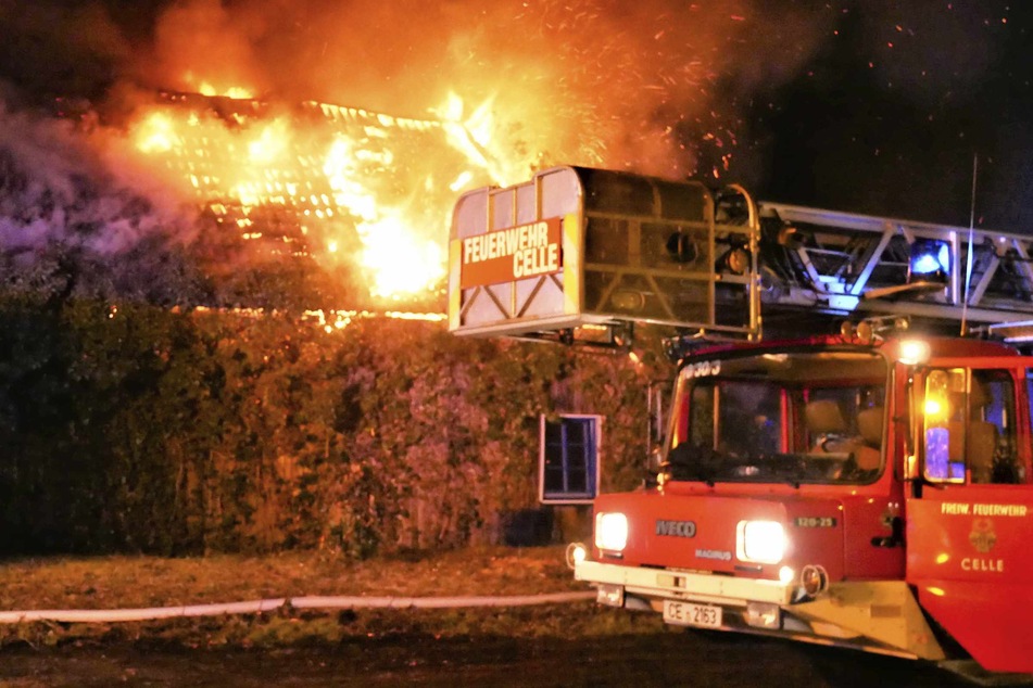 140.000 Euro Schaden! Fachwerkhaus steht lichterloh in Flammen
