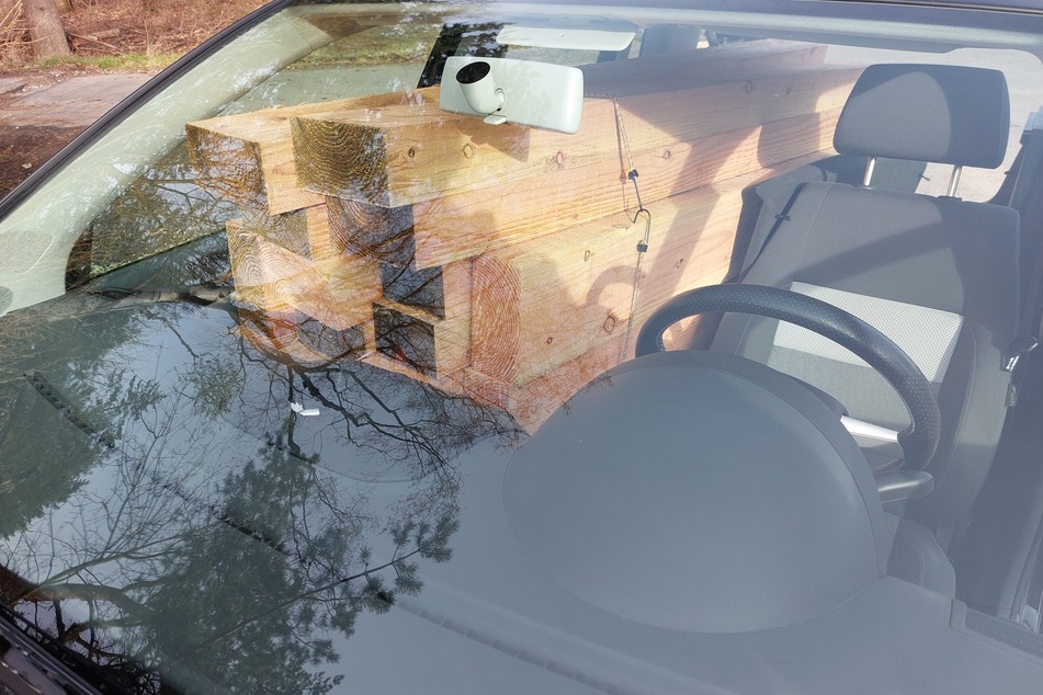 Mehrere unzureichend gesicherte Holzlatten befanden sich in dem kleinen VW Polo auf der Beifahrerseite.