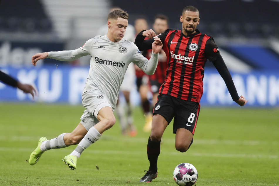 Leverkusens Florian Wirtz (l.) attackiert Eintracht-Mittelfeldmann Djibril Sow.