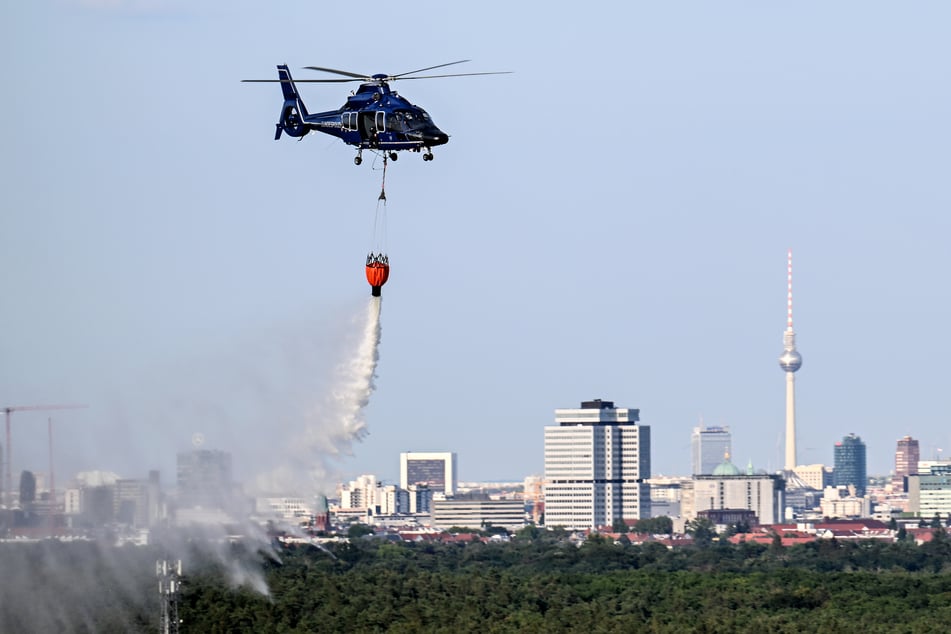Die Berliner Feuerwehr hat alle Hände voll zu tun. (Archivfoto)