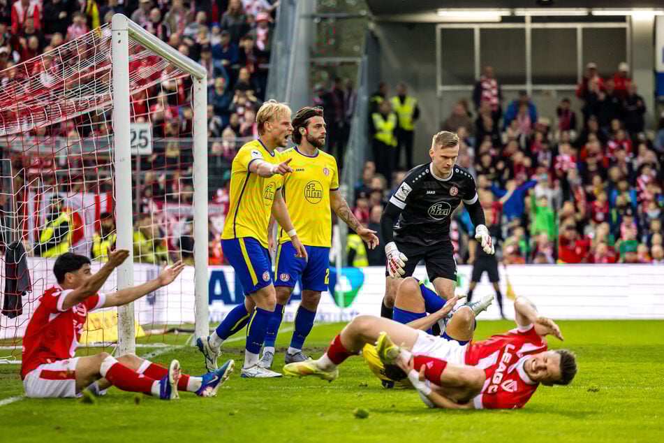 Erik Engelhardt (28, r.) liegt am Boden, hält sich den Fuß. Wird er für Sonntag fit? (Archivfoto)