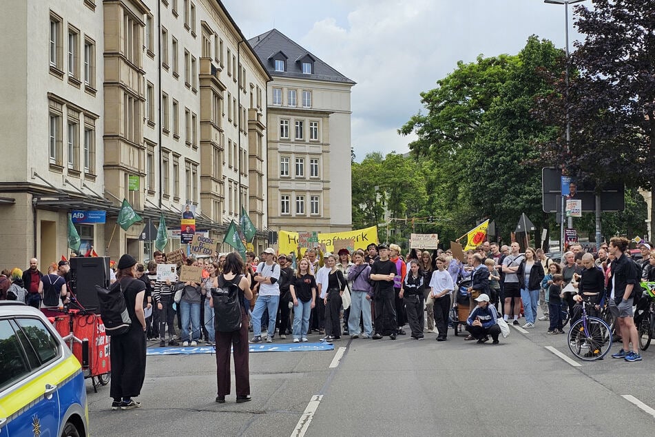 Klimaaktivisten zogen am Freitagnachmittag durch die Chemnitzer Innenstadt. Auf der Theaterstraße gab es eine kurze Kundgebung.