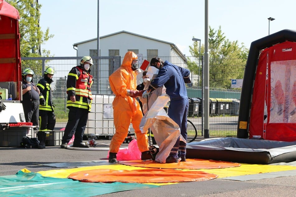 Am Einsatzort im Hanauer Hafengebiet wurde zwischenzeitlich ein Dekontaminationsplatz eingerichtet.