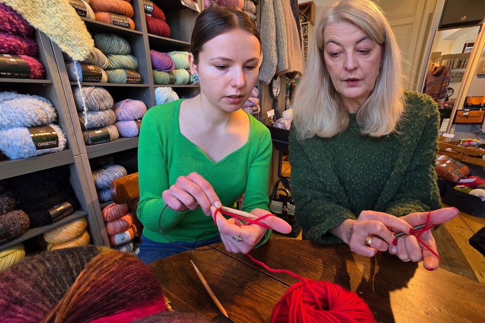 Strickexpertin Susanne Helmers (57, r.) zeigt TAG24-Reporterin Karoline Bernhardt (26), wie man Maschen anschlägt.
