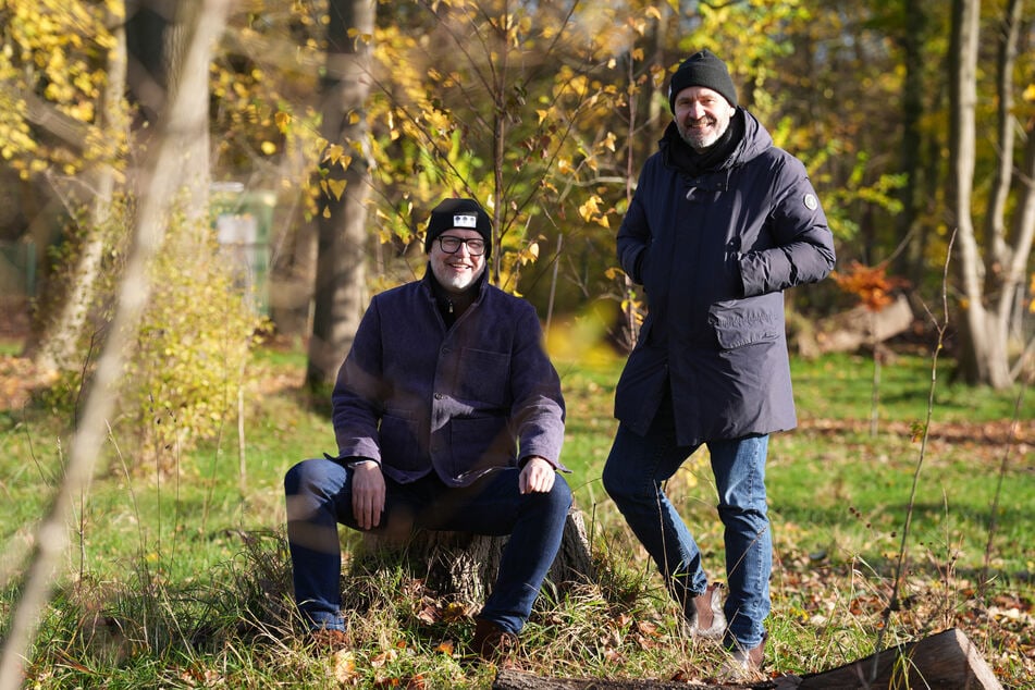 Jan Schierhorn (l.), Initiator des Hamburger "Fame Forest", und Marc-Oliver Pabst (r.), Mit-Initiator und Pressesprecher der Barclays Arena, stehen zwischen Bäumen im Fame Forest.