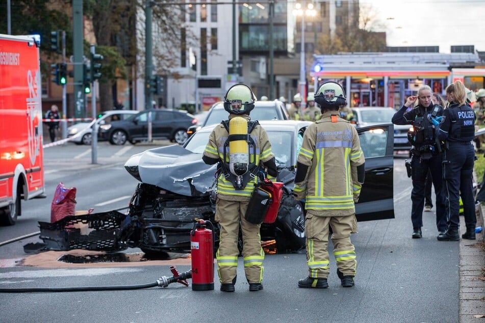 Die Fußgängerin wollte die Straße überqueren und wurde dabei von einem der schleudernden Autos erfasst.