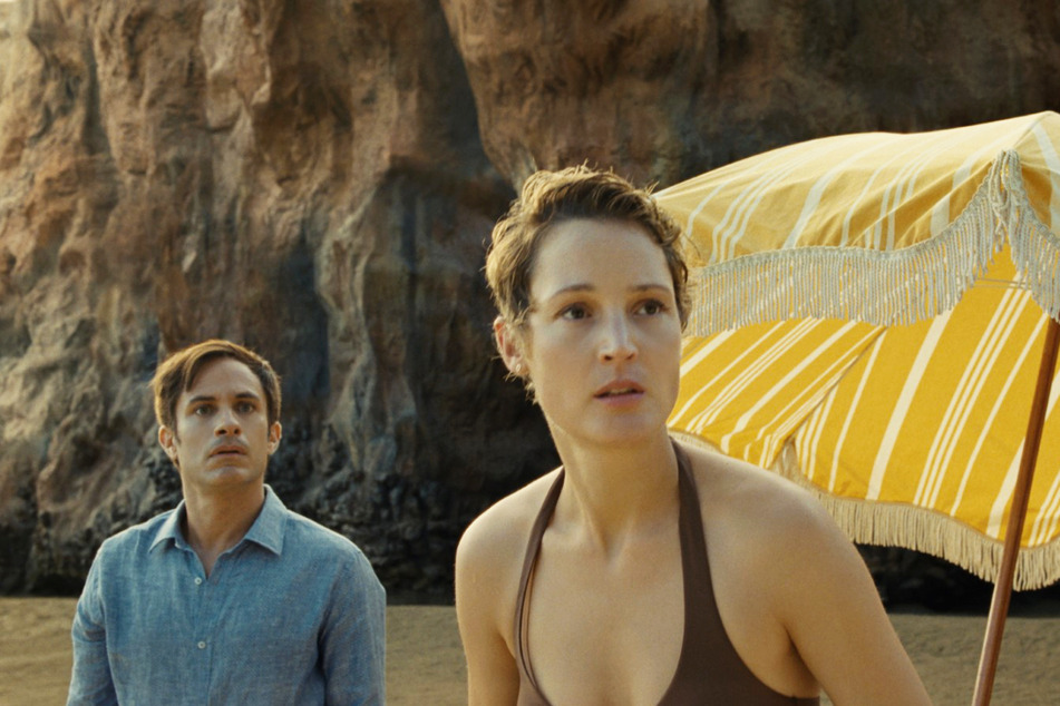 Guy (42, Gael Garcia Bernal, l.) und Prisca (37, Vicky Krieps) sind schockiert: Der Strand ist nämlich alles, nur nicht friedvoll!