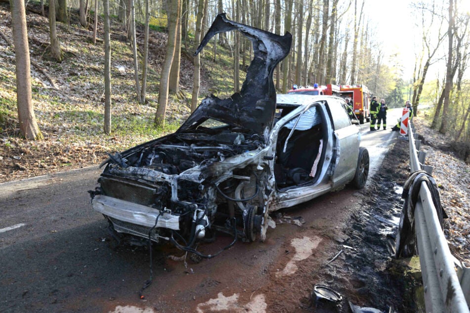 Der vordere Teil des Audi brannte nach dem Crash aus. Die Höhe des entstandenen Sachschadens steht noch nicht fest.
