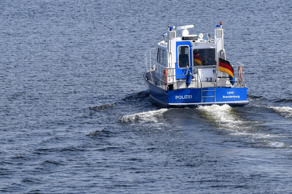 Die Wasserschutzpolizei rückte bei Magdeburg aus, um eine Öllache zu überprüfen. (Symbolbild)