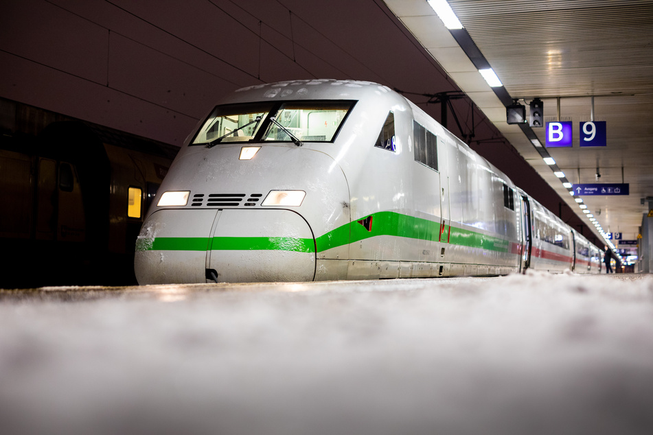 Schnee und Eis legt Zugverkehr auf mehreren Strecken lahm!