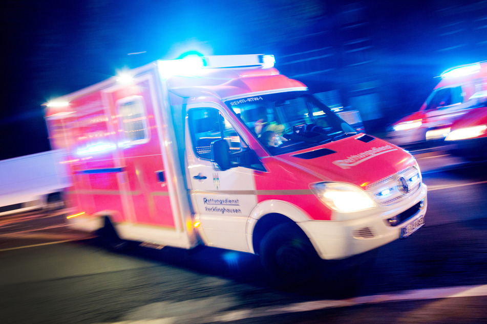 Ehe der Rettungswagen den 43-Jährigen in ein Krankenhaus brachte, kümmerte sich ein Feuerwehrmann um den Schwerverletzten. (Symbolbild)