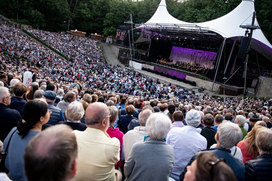 Ob Musiker aus dem Pop- und Rockbereich oder wie hier die Berliner Philharmoniker - in der Berliner Waldbühne ist die Atmosphäre stets ganz besonders. (Archivbild)
