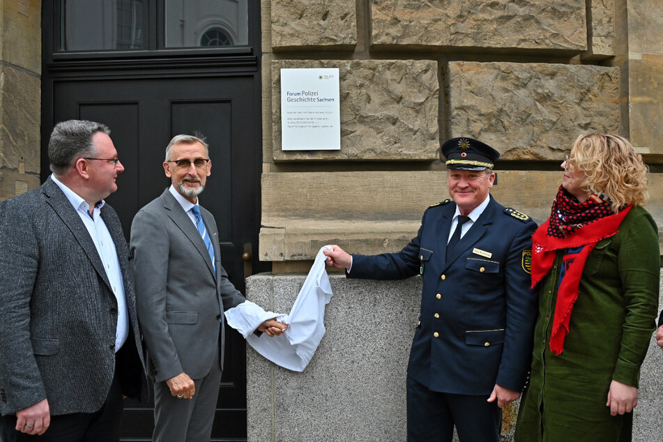 Christian Hartmann (49, CDU, v.l.n.r.), Innenminister Armin Schuster (62, CDU), Landespolizeipräsident Jörg Kubiessa (59) und Korinna Lorz (45) weihten am Freitag das Museum ein.