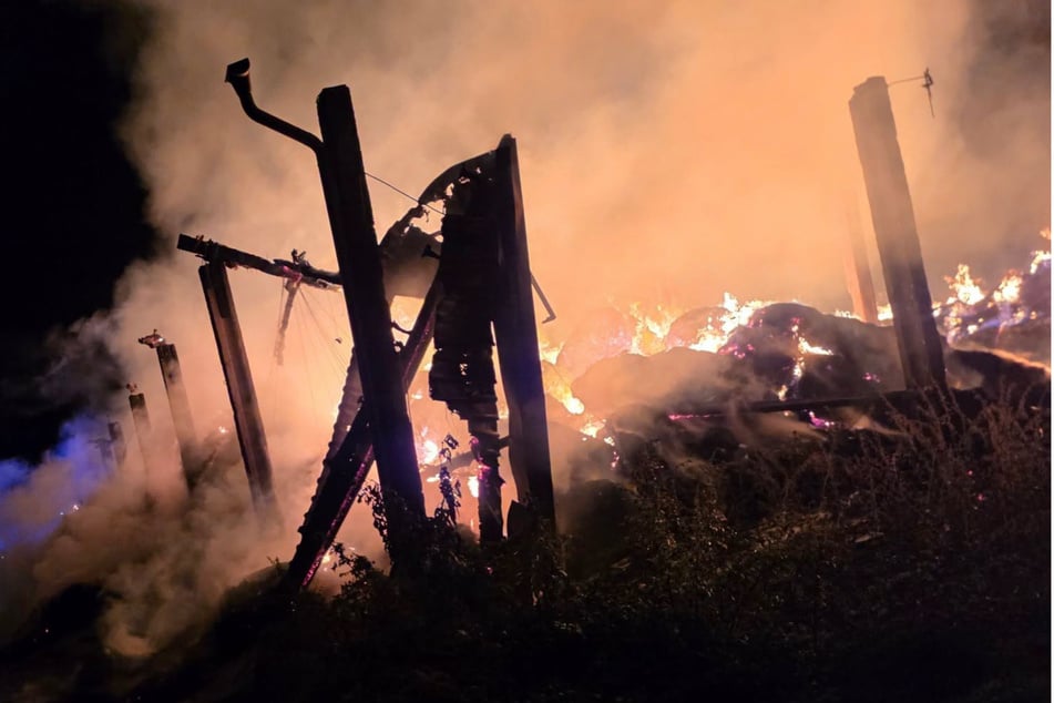 Brennende Strohballen im Südharz: Feuer gelöscht, Brandursache weiter unklar