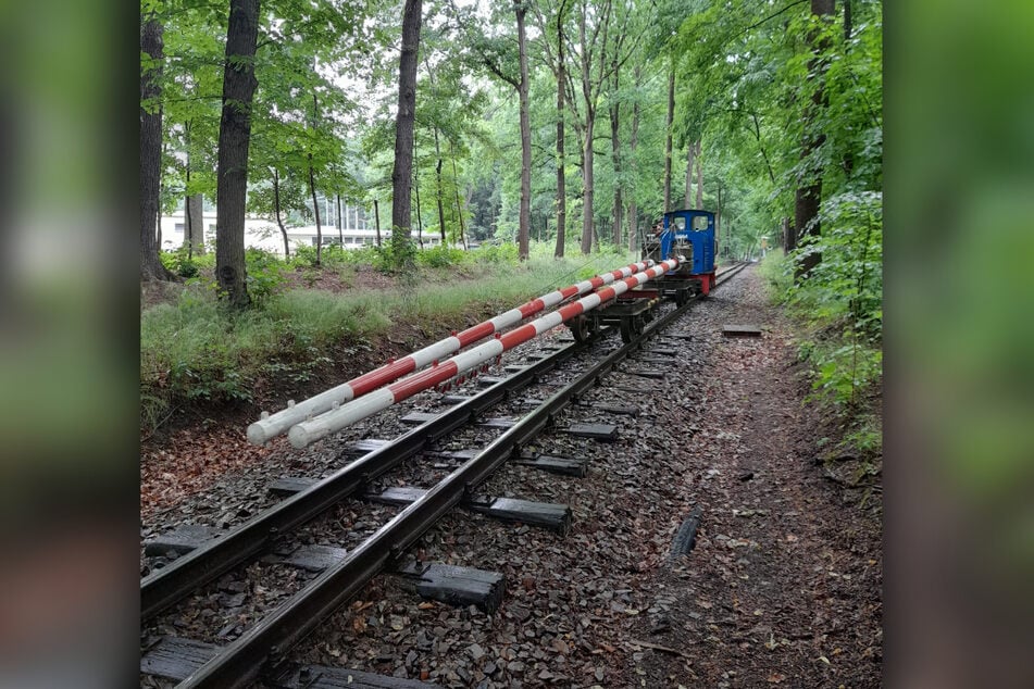 Während der Bauarbeiten sind die zwei Bahnübergänge unbeschrankt. Die Schrankenbäume wurden abmontiert und per Bahn abtransportiert.