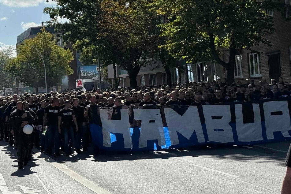 Die HSV-Fans haben ihren Marsch vom Altonaer Rathaus Richtung Stadion gestartet.