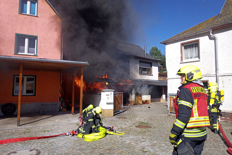 In Einsiedel beschädigte ein Carport-Brand ein Familienhaus. Die Polizei ermittelt zu vorsätzlicher oder fahrlässiger Brandstiftung.
