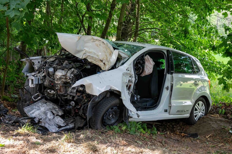 Tödlicher Baum-Crash bei Mittweida (Landkreis Mittelsachsen): Ein Mann (40) starb bei dem heftigen Unfall.