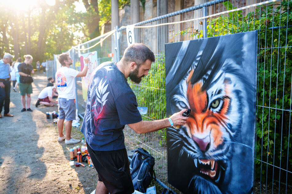 Künstler Roberto Schuchow beim Live-Painting am Römischen Bad.