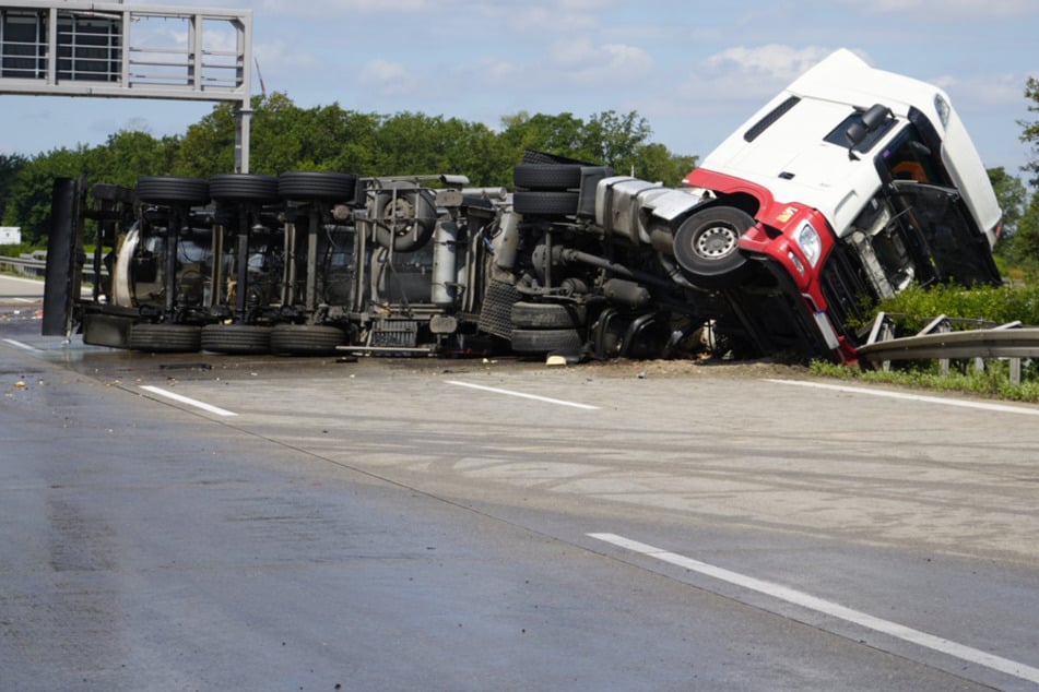 Unfall A2: Aufräumarbeiten nach Speiseöl-Unfall: A2 bleibt bis Mittwoch gesperrt