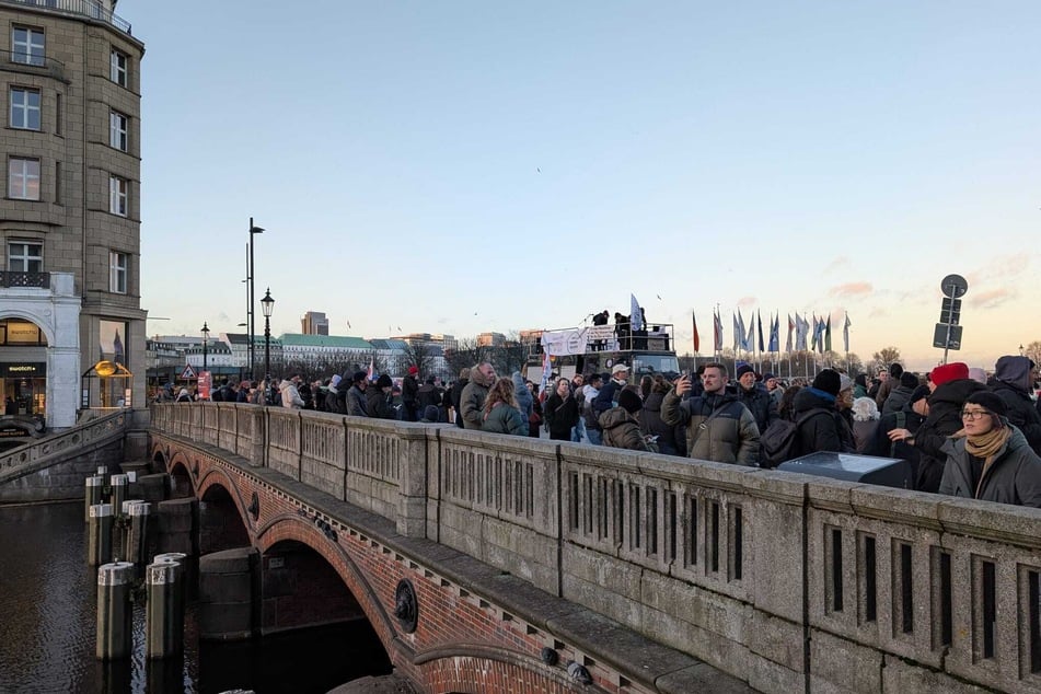 Während einige den Jungfernstieg nach erfolgreich gebildeter Menschenkette verließen, warten andere auf die anschließende Demonstration.