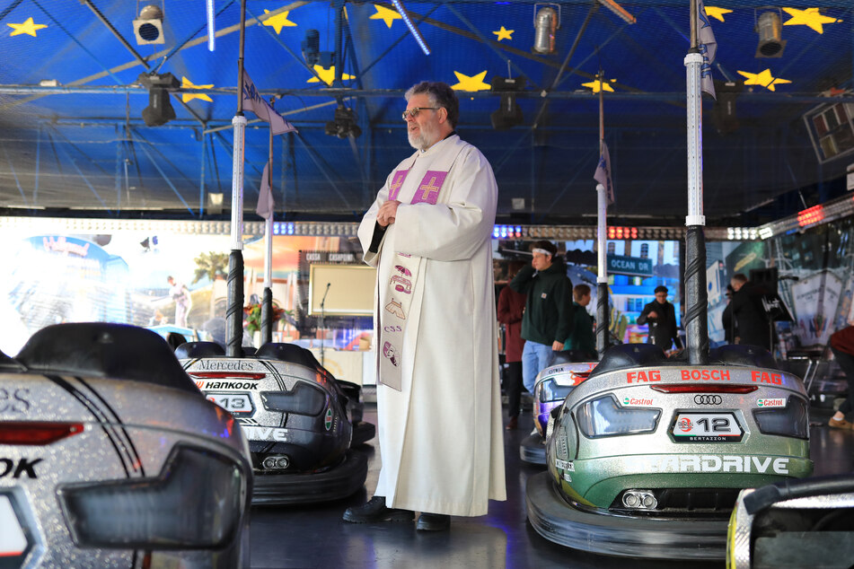 Zirkus- und Schaustellerpfarrer Conrad Herold beim Gottesdienst im Autoscooter in Magdeburg.