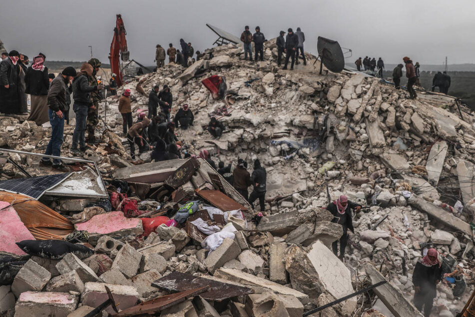 Bei der Erdbebenkatastrophe in der türkisch-syrischen Grenzregion sind am Montag mehr als 2500 Menschen gestorben.