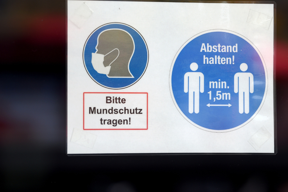 Ein Mund-Nasen-Schutz ist in vielen Läden noch Pflicht. An diese Regel hielt sich ein 69-Jähriger in einem Getränkeladen in Erfurt jedoch nicht. Dann eskalierte die Situation. (Symbolfoto)